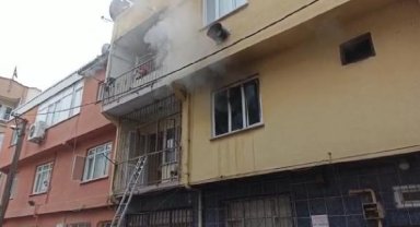 Yangında balkonda mahsur kalan anneanne ile torunu, demir parmaklıklar kesilerek kurtarıldı