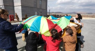 Yardım kampanyası ile depremzede çocukların normalleşme sürecini hızlandırıyorlar