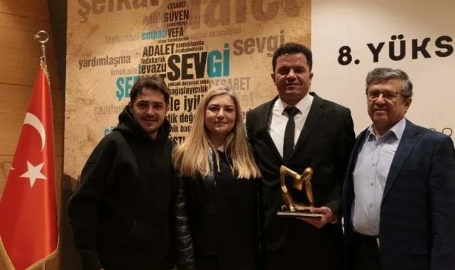 Yaşlı depremzedeye botlarını giydiren Merzifonlu itfaiyeciye yüksek insani değerler ödülü