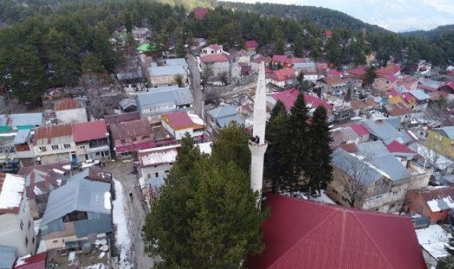 Yaylada, depremde hasar gören cami minaresi yıkıldı