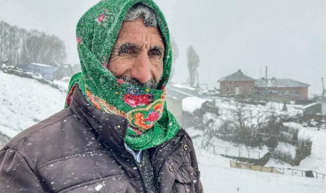 Yaylaya çıkarılan keçi ve koyunlar yağan karla yeniden ağıllara getirildi