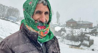 Yaylaya çıkarılan keçi ve koyunlar yağan karla yeniden ağıllara getirildi