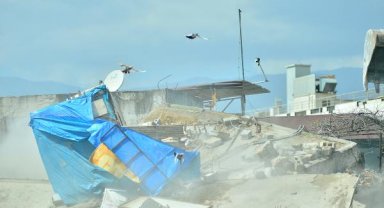 Yıkım sırasında çatıdaki kümeste bulunan güvercinler son anda kurtuldu