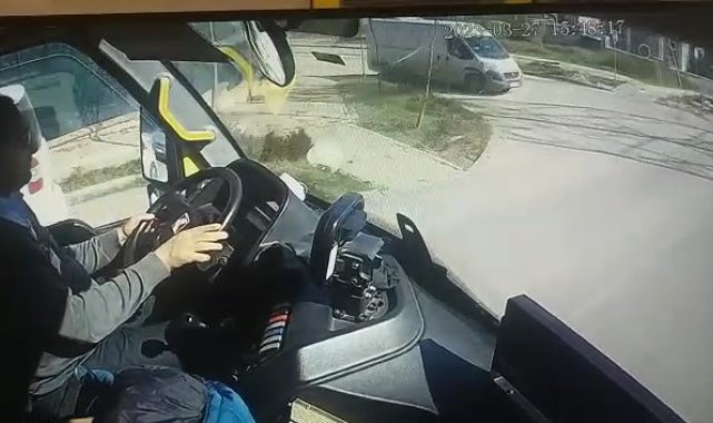 Yolcu dolu halk otobüsünde panik anları kamerada...