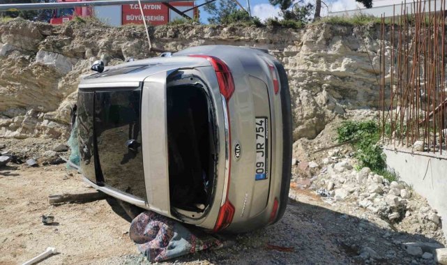 Yoldan çıkan lüks araç inşaat alanına devrildi