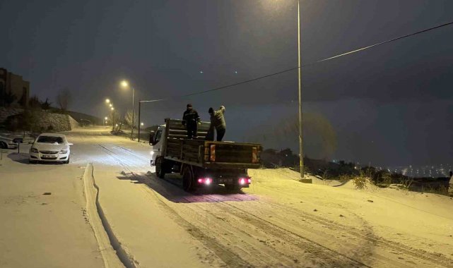 Yozgat Belediyesi ekipleri gece boyunca karla mücadelesini sürdürdü