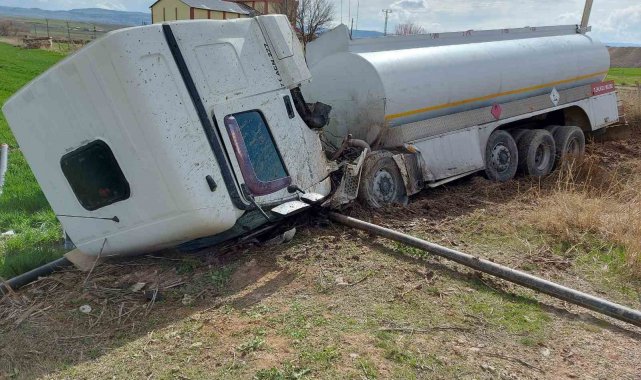 Yozgat'ta devrilen akaryakıt tankerinin sürücüsü yaralandı