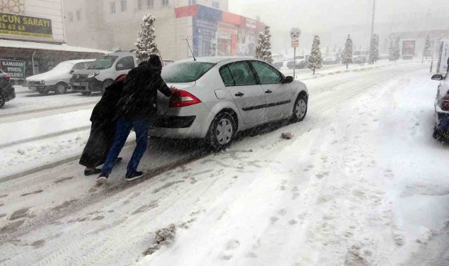 Yozgat'ta yoğun kar yağışı sürücülere zor anlar yaşattı