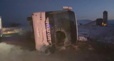 Yozgat'ta yolcu otobüsü devrildi: 1 ölü 25 yaralı