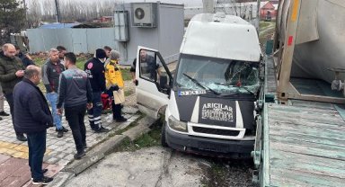 Yük treni, hemzemin geçitte minibüse çarptı