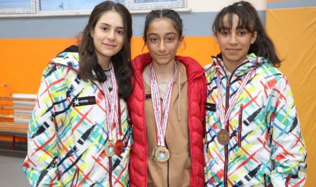 Yüksekovalı sporcular, Kayaklı Koşu Türkiye Şampiyonası'ndan 33 madalya ile döndü