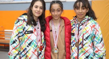 Yüksekovalı sporcular, Kayaklı Koşu Türkiye Şampiyonası'ndan 33 madalya ile döndü