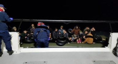 Yunanistan'ın geri ittiği 56 kaçak göçmen kurtarıldı