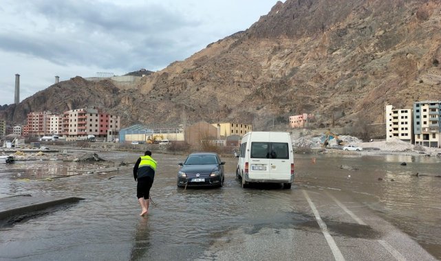 Yusufeli Baraj gölünün suları ilçe merkezine ulaştı