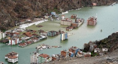 Yusufeli Barajı'nda su seviyesi 91 metre; binaların bir bölümü görünmez oldu