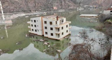 Yusufeli'nde baraj suları terk edilen binalara girdi