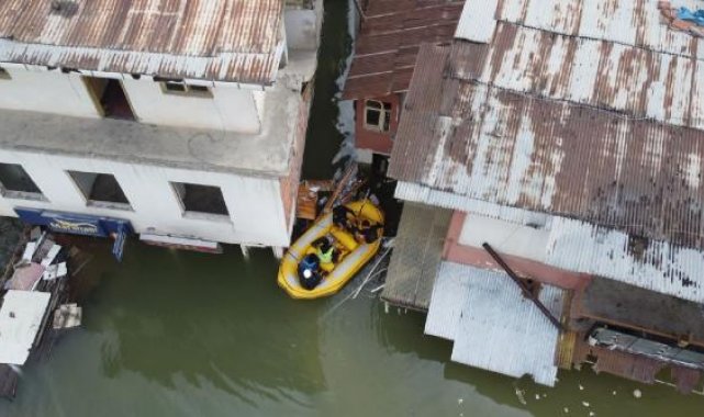 Yusufeli'nde baraj suyu altında kalan binalarda mahsur kalan 'can dostlar' botla kurtarıldı