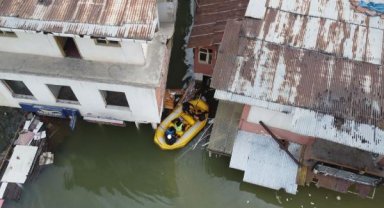 Yusufeli'nde baraj suyu altında kalan binalarda mahsur kalan 'can dostlar' botla kurtarıldı