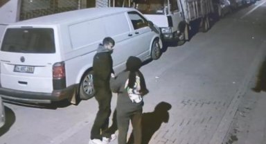 Zeytinburnu'nda kız arkadaşına sinirlendi, park halindeki minibüsün aynasını omzuyla kırdı