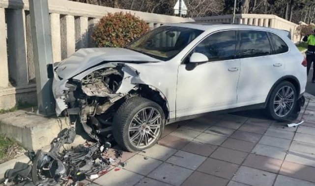 Zeytinburnu'nda lüks cip duvara çarptı, sürücü kaçtı
