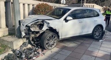 Zeytinburnu'nda lüks cip duvara çarptı, sürücü kaçtı