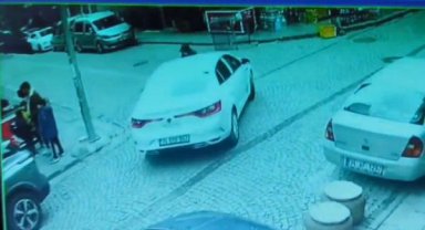Zeytinburnu'nda otomobilin altından kalan kadını çevredekiler kurtardı
