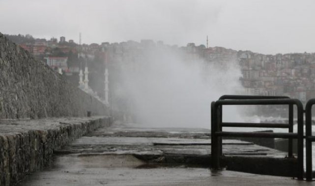 Zonguldak'ta kuvvetli rüzgar; 7 metreyi aşan dalgalar oluştu