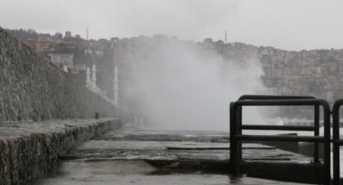 Zonguldak'ta kuvvetli rüzgar; 7 metreyi aşan dalgalar oluştu