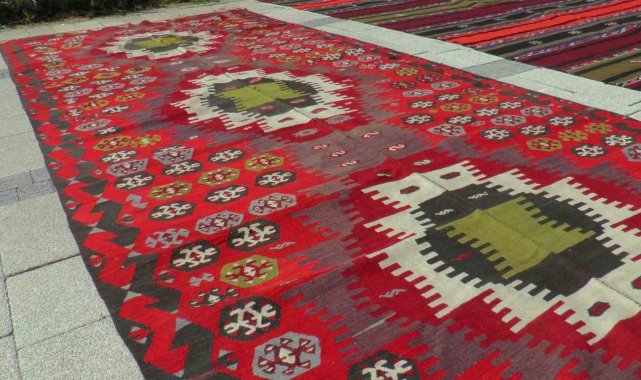 120 yıllık kilim zamana meydan okuyor