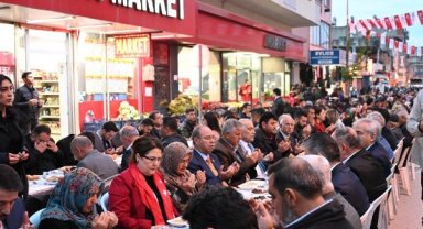 15 bin kişi, geleneksel Andırın Caddesi Büyük İftarı'nda oruç açtı