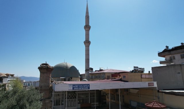 18. yüzyılda yapılan caminin taş minaresi yıkıldı, beton minaresi ayakta kaldı