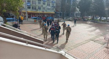 2 oğlu ve arkadaşıyla birlikte, eşinin sevgilisi olduğu iddia edilen kişiyi öldürdü