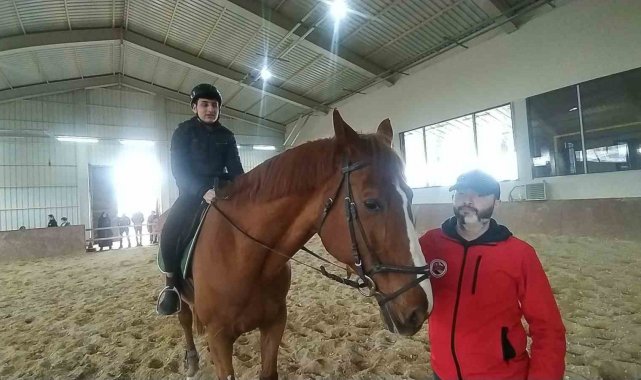 2 yıl önce hiç görmeden bindiği at ile şimdi yarışlara katılmaya hazırlanıyor