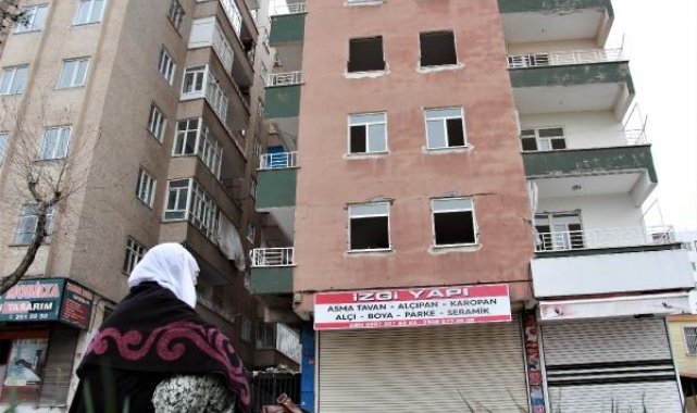 2,5 aydır hatıralarının olduğu orta hasarlı evinin önünde oturuyor