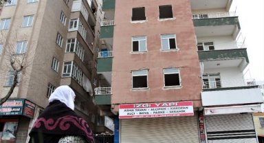 2,5 aydır hatıralarının olduğu orta hasarlı evinin önünde oturuyor
