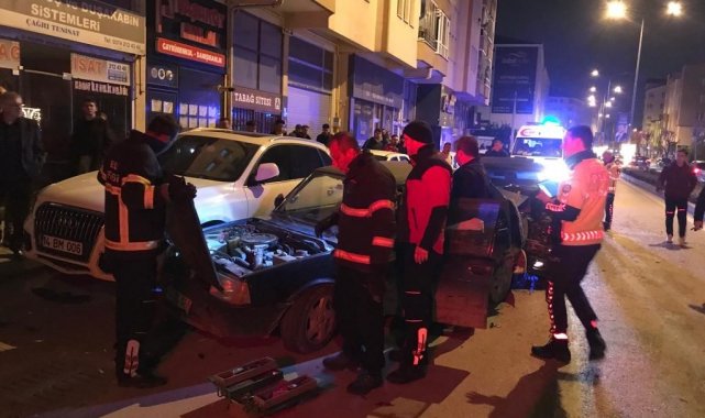 3 otomobile çarpan sürücü olay yerinden kaçtı