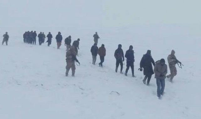 33 kaçak göçmen donmak üzereyken jandarma kurtardı