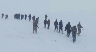 33 kaçak göçmen donmak üzereyken jandarma kurtardı