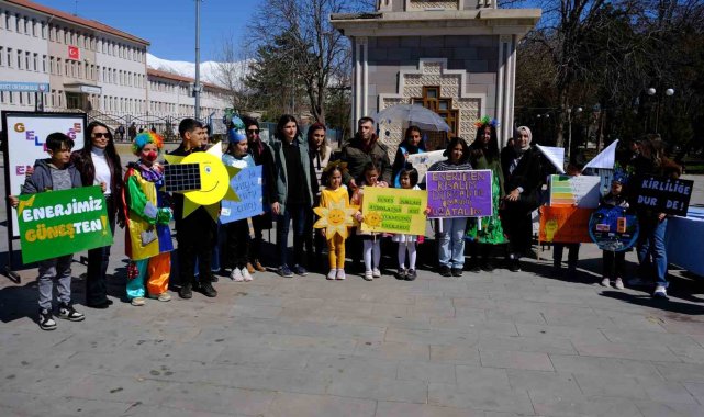 ''Geleceğe Enerjin Kalsın" isimli uluslararası eTwinning projesi renkli görüntüler oluşturdu