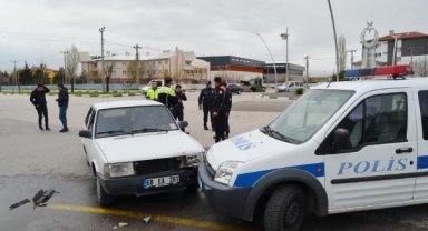 'Dur' ihtarına uymayan sürücü, otomobiliyle polis aracına çarpınca yakalandı