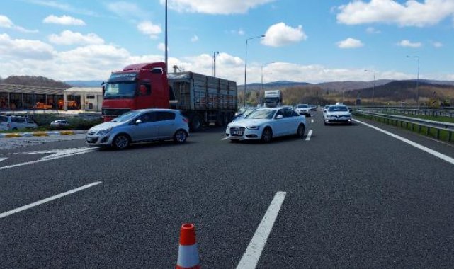 4 araç birbirine girdi, otoyol trafiğe kapandı