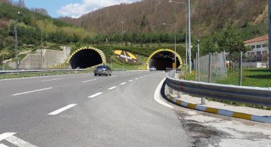 4 araç birbirine girdi, otoyol trafiğe kapandı