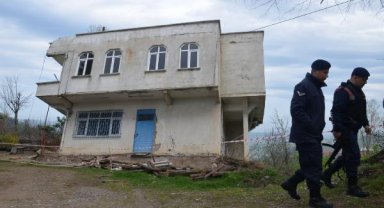 4 yıl önceki heyelanda boşaltılan ev, bu kez yan yattı