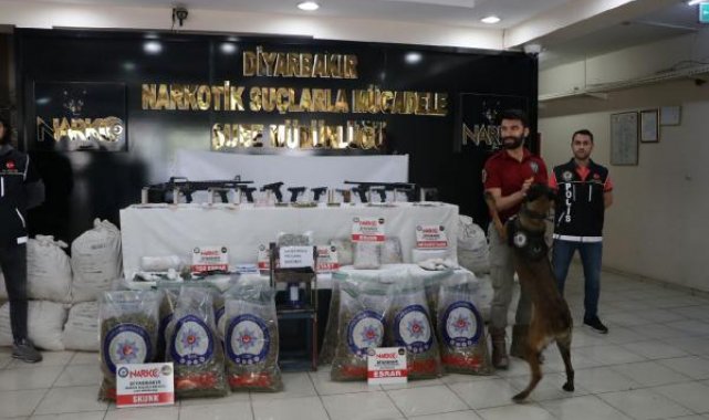 50'nci 'Kökünü Kurutma Operasyonu'nda ele geçen uyuşturucu ile silahlar sergilendi