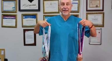 77 yaşındaki doktorun atletizmdeki 75'inci madalyası dünya ikinciliği oldu