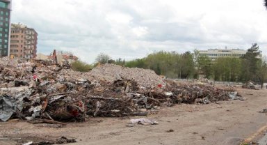 89 kişinin yaşamını yitirdiği Galeria Sitesi'nin enkazından 300 kamyon hafriyat taşındı