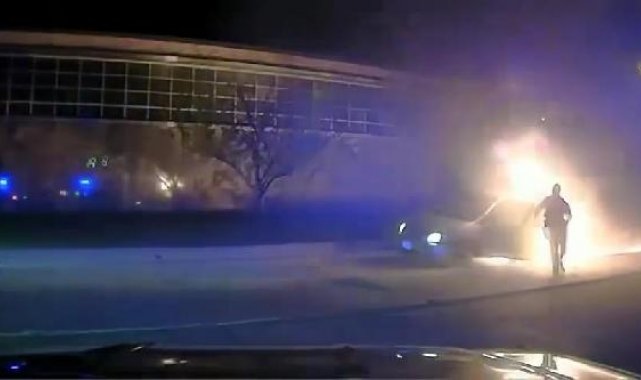 ABD'de polis 84 yaşındaki sürücüyü yanan araçtan böyle kurtardı