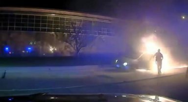 ABD'de polis 84 yaşındaki sürücüyü yanan araçtan böyle kurtardı