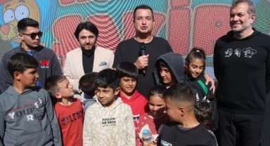 Acun Ilıcalı, deprem bölgesinde çocuklarla film izledi