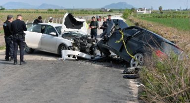 Adana'da 2 otomobil çarpıştı; 1 ölü, 4 yaralı